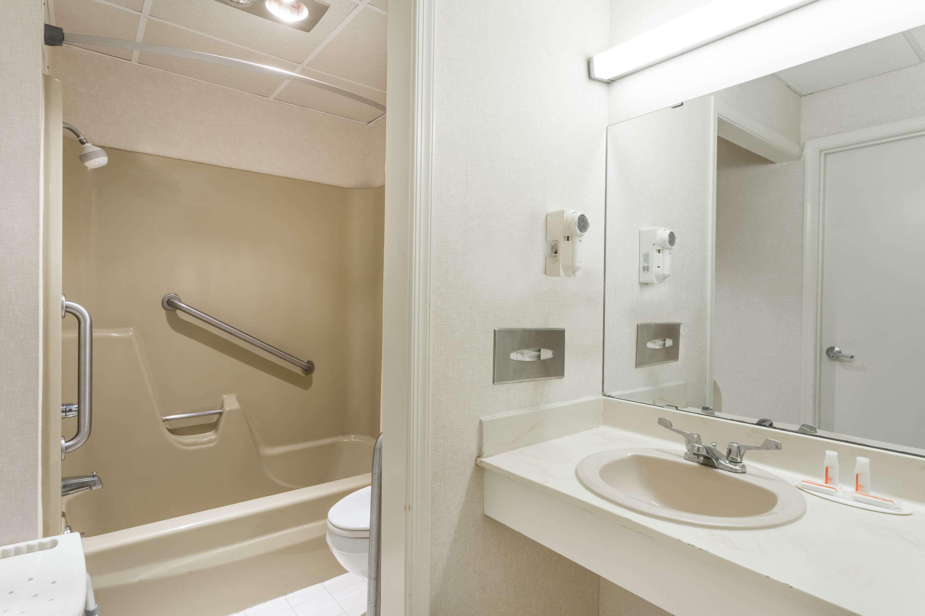 Days Inn By Wyndham Bedford Exteriér fotografie