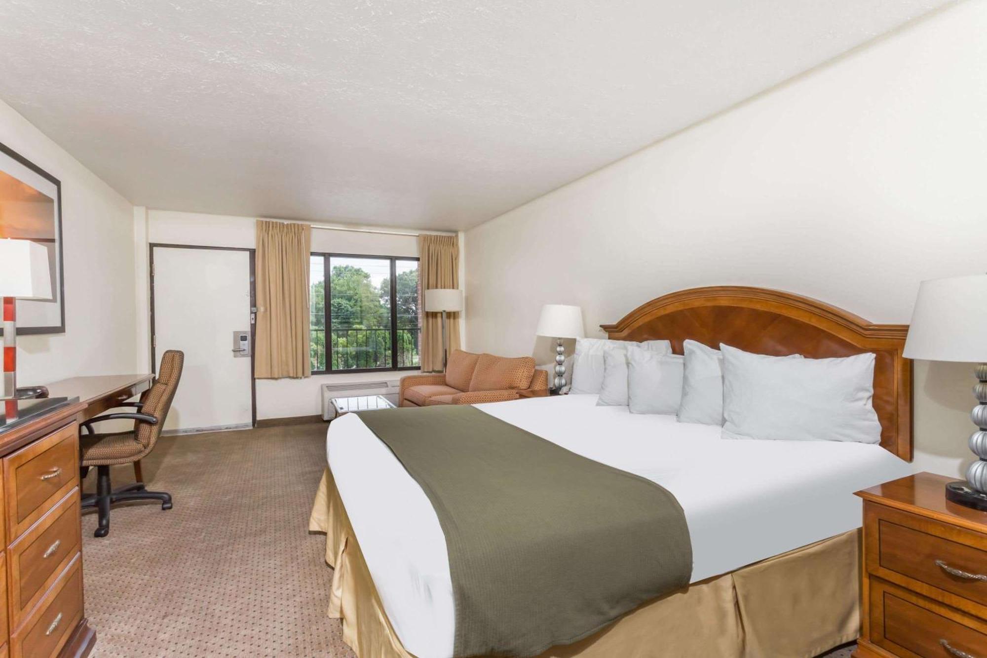 Days Inn By Wyndham Bedford Exteriér fotografie